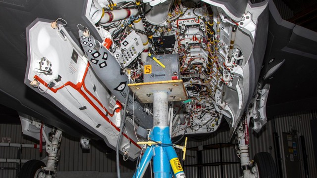 Tên lửa Meteor vượt thử nghiệm, mở khóa uy lực tầm xa cho chiến đấu cơ tàng hình - Ảnh 1.