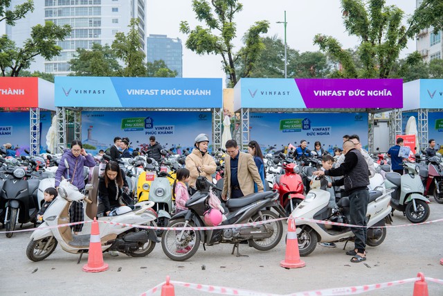 Trải nghiệm thuyết phục, chi phí thấp, lên đời nhàn, người Hà Nội nô nức chọn xe điện VinFast tại “Ngày hội Thu xăng đổi điện” - Ảnh 1.