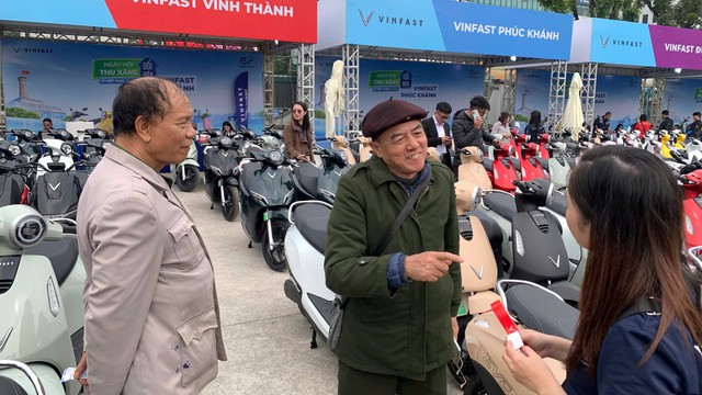 Trải nghiệm thuyết phục, chi phí thấp, lên đời nhàn, người Hà Nội nô nức chọn xe điện VinFast tại “Ngày hội Thu xăng đổi điện” - Ảnh 3.