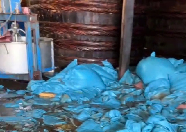 Mưa lũ làm "tê liệt" chuỗi sản xuất, làng nghề nước mắm Lâm Đồng gấp rút phục hồi- Ảnh 8. Mưa lũ làm "tê liệt" chuỗi sản xuất, làng nghề nước mắm Lâm Đồng gấp rút phục hồi- Ảnh 8.