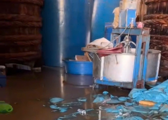 Mưa lũ làm "tê liệt" chuỗi sản xuất, làng nghề nước mắm Lâm Đồng gấp rút phục hồi- Ảnh 7. Mưa lũ làm "tê liệt" chuỗi sản xuất, làng nghề nước mắm Lâm Đồng gấp rút phục hồi- Ảnh 7.