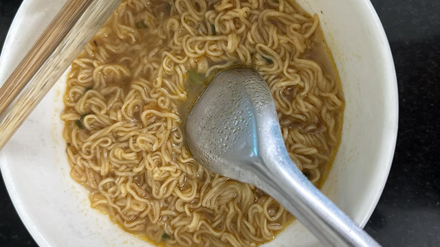 Bé trai 13 tuổi tử vong sau khi ăn liên tiếp món "vạn người mê" - Ảnh 2.