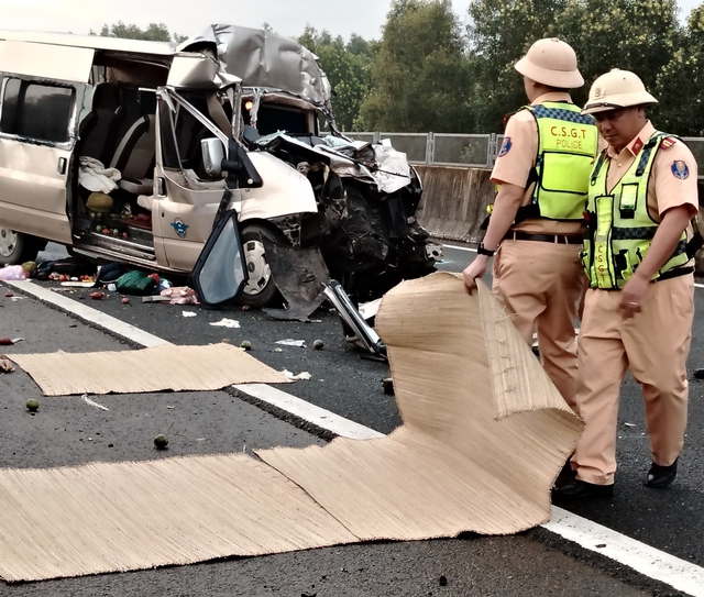 Tai nạn nghiêm trọng trên cao tốc Đà Nẵng Quảng Ngãi: 3 người chết, nhiều người bị thương- Ảnh 2. Tai nạn nghiêm trọng trên cao tốc Đà Nẵng Quảng Ngãi: 3 người chết, nhiều người bị thương- Ảnh 2.