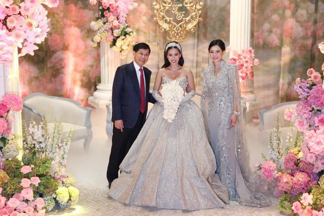 Cô dâu Tiên Nguyễn diện váy cưới đính hàng nghìn viên đá quý - Ảnh 3.