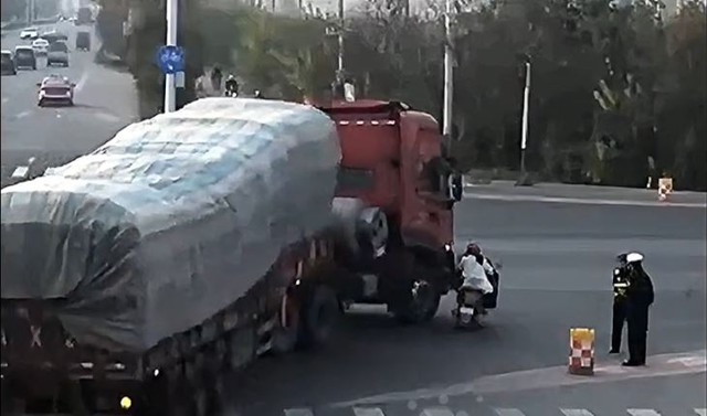 Xe tải đâm ngã người phụ nữ đi xe đạp điện, cuốn vào gầm - Ảnh 1.