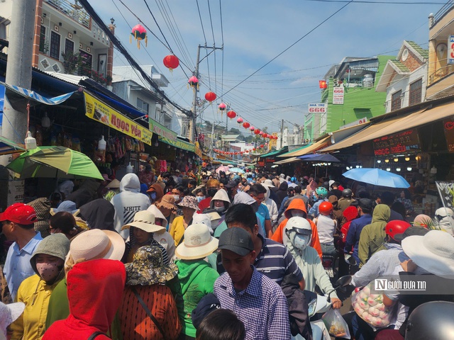 Hàng ngàn người đổ về Miếu Bà Chúa Xứ núi Sam ngày đầu năm- Ảnh 2.