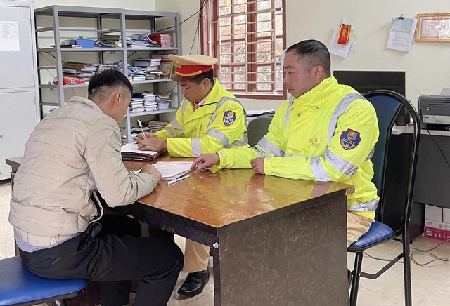 Vụ tài xế xe tải chở nhiều người trên thùng đi ngắm hoa mận: Xử phạt thế nào theo Nghị định 168/2024/NĐ-CP?- Ảnh 1.