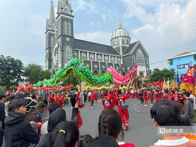 Hàng nghìn người cầu may mắn, bình an trong lễ rước kiệu bà Thiên Hậu tại Bình Dương- Ảnh 8.