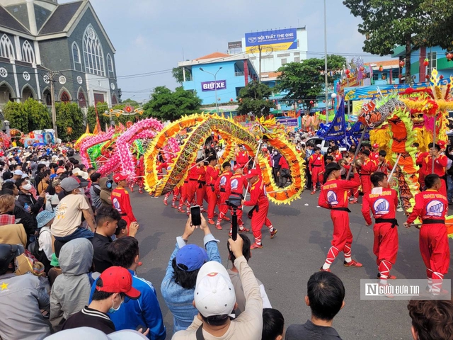 Hàng nghìn người cầu may mắn, bình an trong lễ rước kiệu bà Thiên Hậu tại Bình Dương- Ảnh 9.