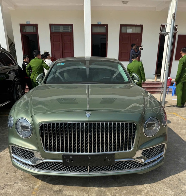 Cận cảnh chiếc Bentley và dàn xe sang trong chuyên án lừa đảo- Ảnh 3. Cận cảnh chiếc Bentley và dàn xe sang trong chuyên án lừa đảo- Ảnh 3.