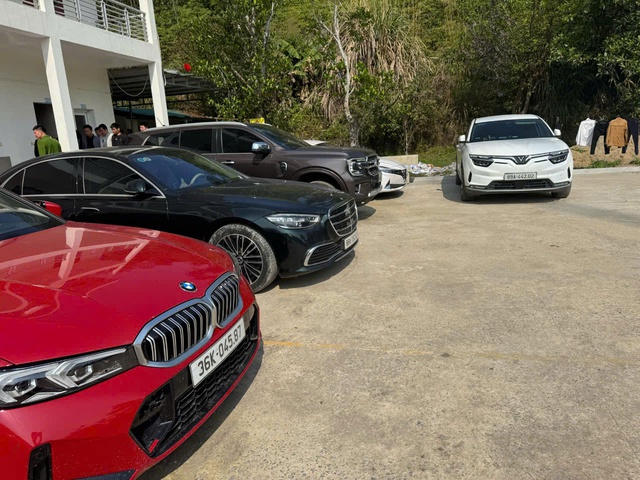 Cận cảnh chiếc Bentley và dàn xe sang trong chuyên án lừa đảo- Ảnh 4. Cận cảnh chiếc Bentley và dàn xe sang trong chuyên án lừa đảo- Ảnh 4.