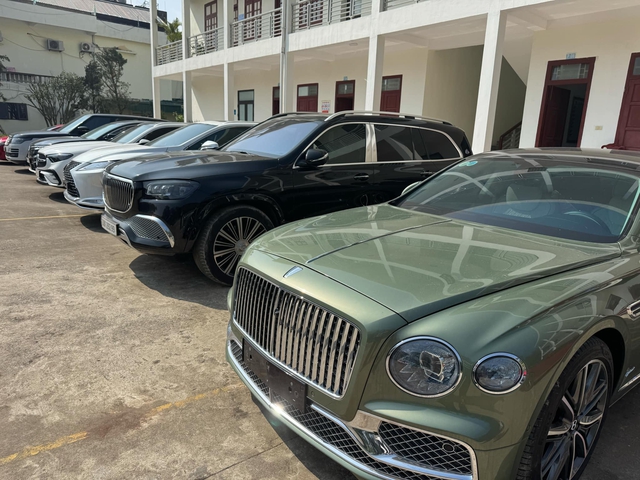 Cận cảnh chiếc Bentley và dàn xe sang trong chuyên án lừa đảo- Ảnh 2. Cận cảnh chiếc Bentley và dàn xe sang trong chuyên án lừa đảo- Ảnh 2.