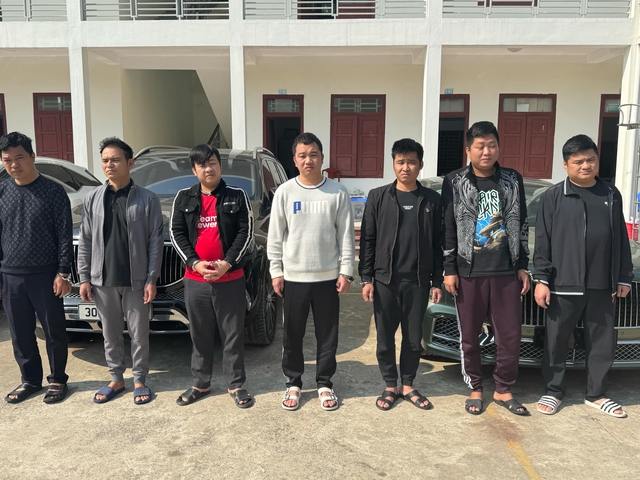 Cận cảnh chiếc Bentley và dàn xe sang trong chuyên án lừa đảo- Ảnh 1. Cận cảnh chiếc Bentley và dàn xe sang trong chuyên án lừa đảo- Ảnh 1.