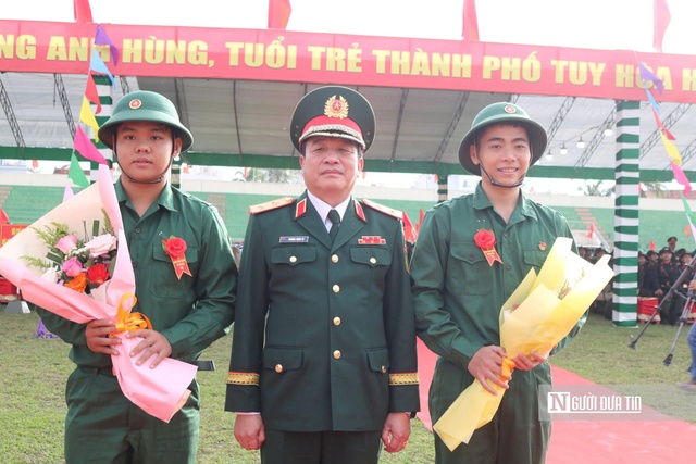 Trung tướng Trương Thiên Tô, Phó chủ nhiệm Tổng cục Chính trị QĐND Việt Nam tặng hoa, động viên các thanh niên thành phố Tuy Hòa lên đường nhập ngũ. Ảnh: Bảo Lâm