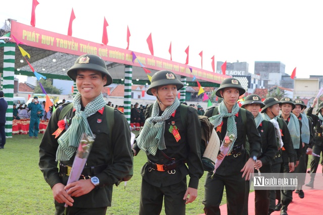 Các thanh niên ưu tú tỉnh Phú Yên lên đường làm nhiệm vụ bảo vệ Tổ quốc. Ảnh: Bảo Lâm