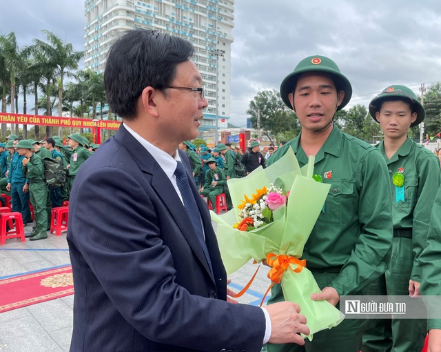 Ông Hồ Quốc Dũng - Bí Thư Tỉnh ủy Bình Định động viên tân binh lên đường nhập ngũ sáng 13/2. Ảnh: Thu Dịu