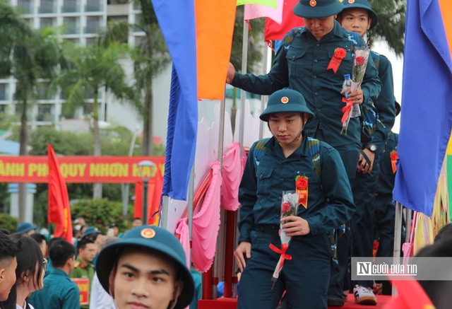 Thanh niên ở Bình Đinh lên đường thực hiện nghĩa vụ với Tổ Quốc. Ảnh: Thu Dịu