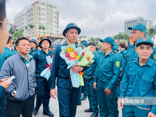 Các tân binh trong ngày tòng quân. Ảnh: Thu Dịu