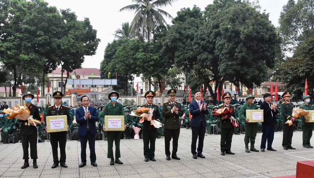 Xúc động hình ảnh bé gái hôn tạm biệt người thân lên đường nhập ngũ qua kính ô tô- Ảnh 2.