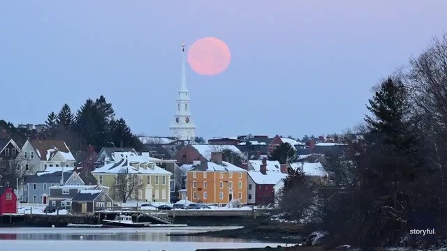 Hình ảnh trăng tuyết tròn phía sau nhà thờ phía Bắc Portsmouth.