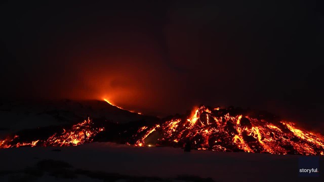 Núi lửa Etna ở bờ biển phía đông đảo Sicily, Italy.