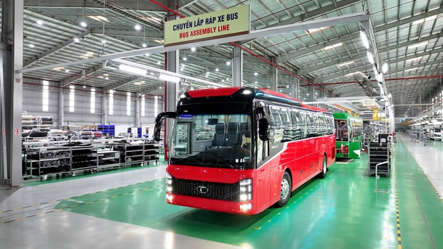 Xe bus thế hệ mới của Thaco được sản xuất trên dây chuyền hiện đại, với các tính năng an toàn.