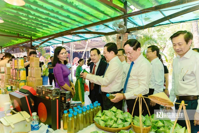 Lãnh đạo tỉnh Bình Định tham quan gian hàng địa phương tại Ngày hội Người Bình Định tại Tp.HCM lần thứ 8 -năm 2024. Ảnh:HĐH Bình Định