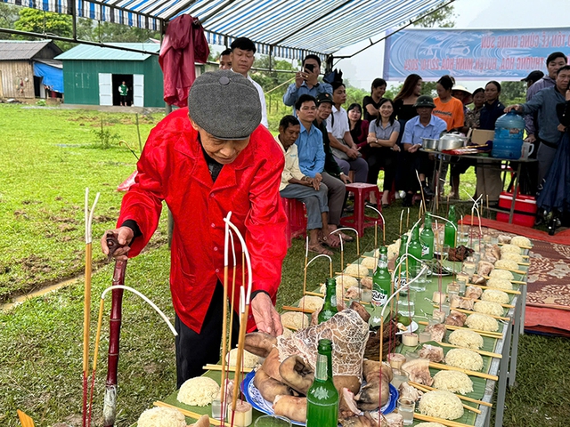 Độc đáo nghi lễ cúng Giang Sơn, người đến dự phải được “làm phép”- Ảnh 2.