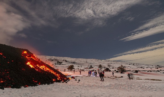 Đám đông du khách đã trèo lên gần để xem dòng dung nham núi lửa Etna. (Ảnh: Getty)