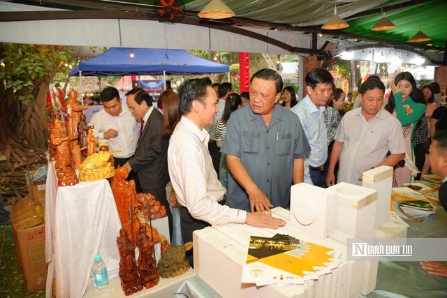 Lãnh đạo tỉnh Bình Định thăm quan các gian hàng tại ngày hội.