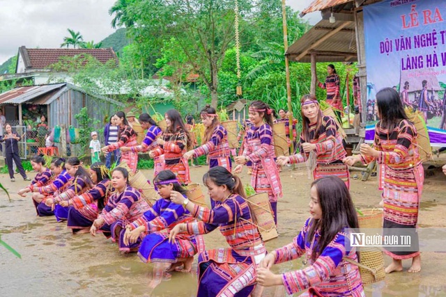 Trang phục truyền thống của người Bana ở Hà Văn Trên được tạo ra từ đôi bàn tay khéo léo của các nghệ nhân nơi đây. Ảnh:Xuân Bông