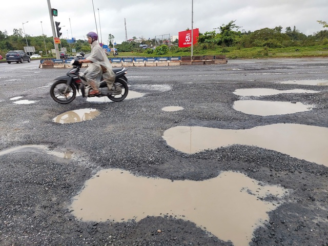 "Đoạn đường đau khổ" gây khó khăn cho việc đi lại của người dân.