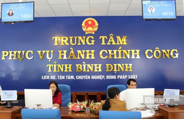 Công dân tới nộp hồ sơ tại Trung tâm Phục vụ hành chính công tỉnh Bình Định.