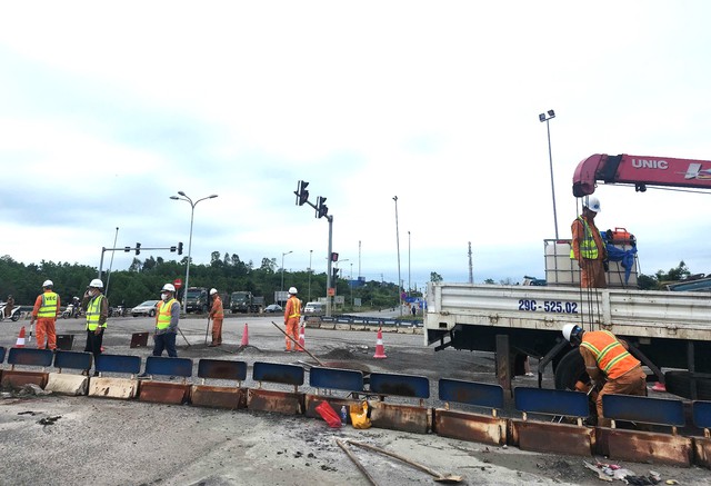 Trung tâm khai thác vận hành đường cao tốc Đà Nẵng - Quảng Ngãi đã huy động phương tiện, thiết bị, vật tư và nhân lực để nhanh chóng thực hiện việc vá sửa tạm thời