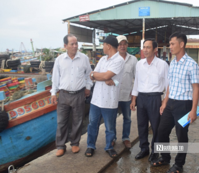 Ông Lương Văn Khoa - Phó Trưởng NN&PTNT huyện Phù Cát (ngoài cùng bên trái ảnh) trong đợt đi các tỉnh phía Nam tuyên truyền chấp hành Luật Thủy sản 2017 và chống khai thác IUU năm 2022. Ảnh:TD