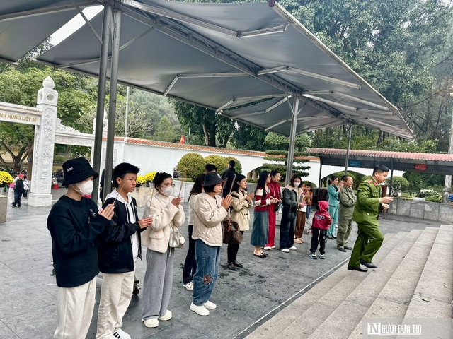 Hàng nghìn người đổ về Khu di tích Ngã ba Đồng Lộc du Xuân- Ảnh 1.