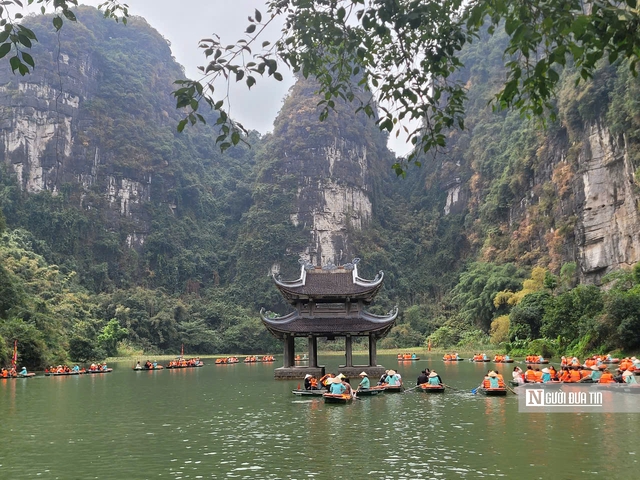 "Biển người" chen chân tham quan quần thể danh thắng Tràng An - Ảnh 11.