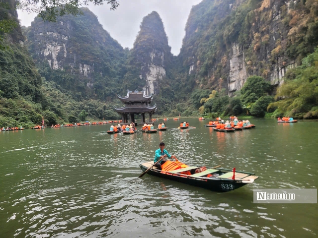 "Biển người" chen chân tham quan quần thể danh thắng Tràng An - Ảnh 9.