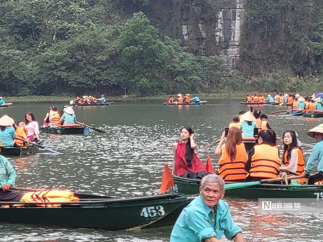 "Biển người" chen chân tham quan quần thể danh thắng Tràng An - Ảnh 6.