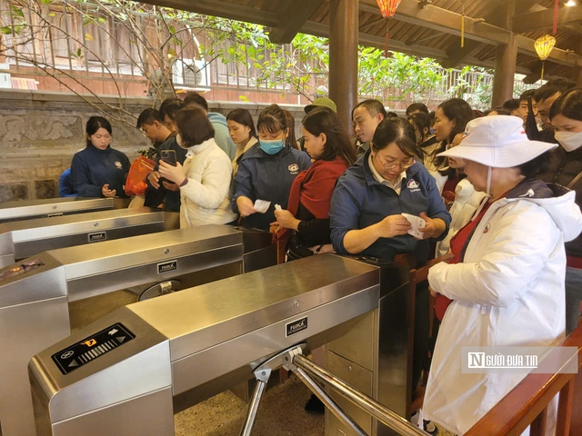 "Biển người" chen chân tham quan quần thể danh thắng Tràng An - Ảnh 3.