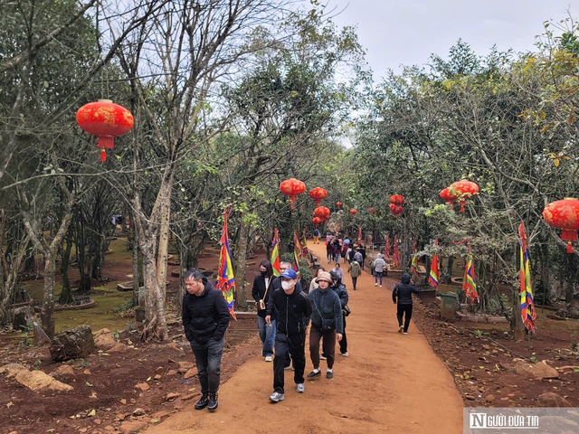 Sờ tay vào quả cầu ở huyệt đạo thiêng giữa trời đất cầu may đầu năm mới- Ảnh 2.