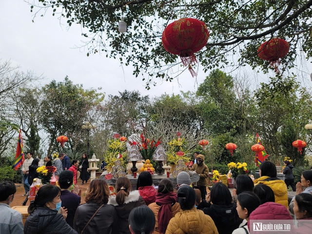 Sờ tay vào quả cầu ở huyệt đạo thiêng giữa trời đất cầu may đầu năm mới- Ảnh 3.