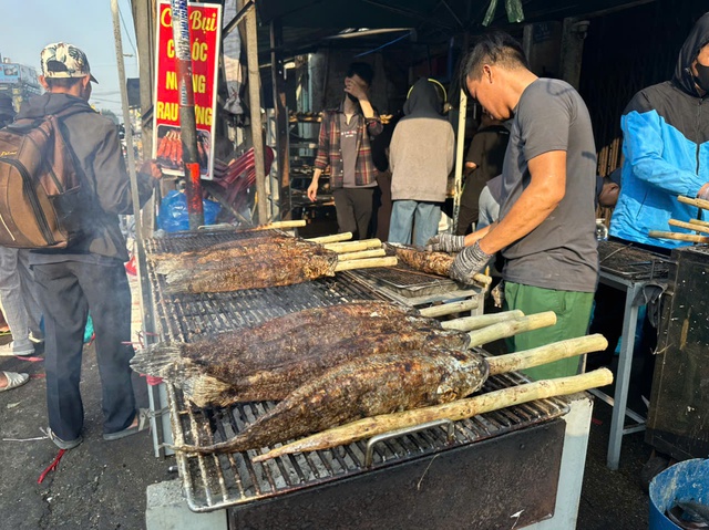 "Phố cá lóc nướng” lớn nhất Tp.HCM làm việc hết công suất trong ngày Vía Thần Tài- Ảnh 3.