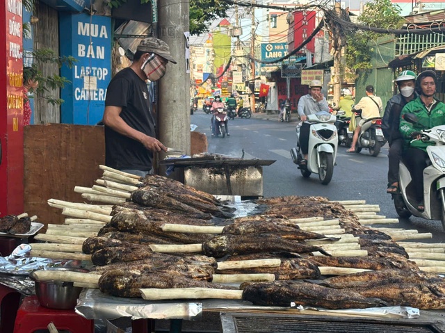 "Phố cá lóc nướng” lớn nhất Tp.HCM làm việc hết công suất trong ngày Vía Thần Tài- Ảnh 6.