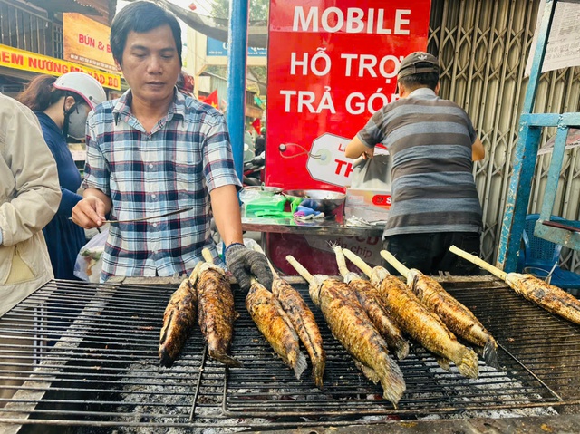 "Phố cá lóc nướng” lớn nhất Tp.HCM làm việc hết công suất trong ngày Vía Thần Tài- Ảnh 2.