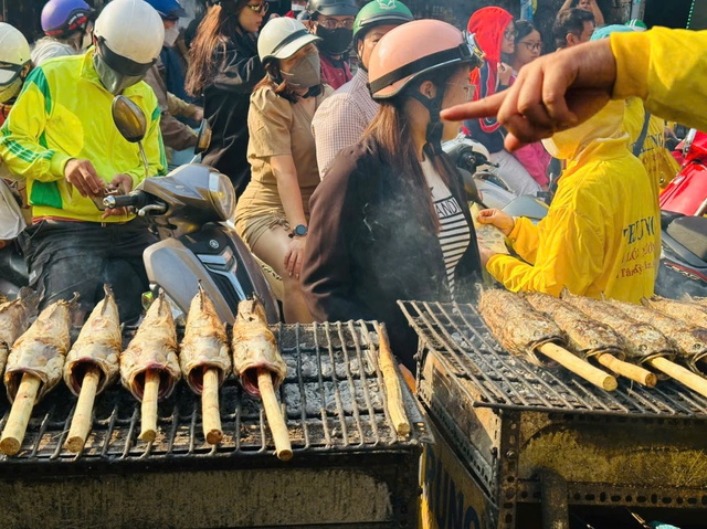 "Phố cá lóc nướng” lớn nhất Tp.HCM làm việc hết công suất trong ngày Vía Thần Tài- Ảnh 13.