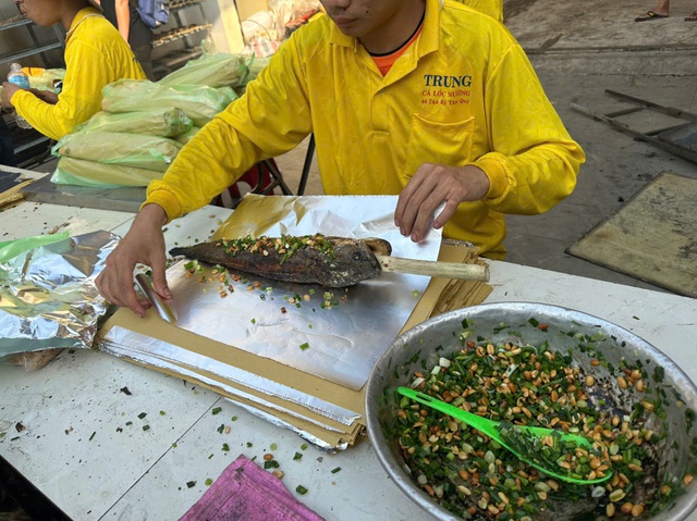 "Phố cá lóc nướng” lớn nhất Tp.HCM làm việc hết công suất trong ngày Vía Thần Tài- Ảnh 12.