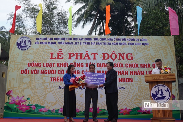 Bí thư Tỉnh ủy Bình Định Hồ Quốc Dũng (bên phải ảnh) tham gia lễ phát động xóa nhà tạm, nhà dột nát, xây mới nhà ở cho gia đình có công tại thị xã Hoài Nhơn sáng 9/2. Ảnh: Thu Dịu