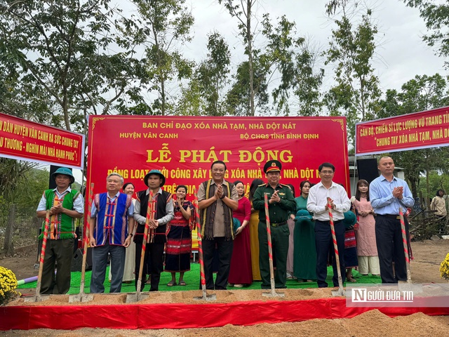 Phó Bí thư Thường trực Tỉnh ủy Bình Định Lê Kim Toàn (thứ 4 từ trái sang) tham gia lễ phát động tại huyện Vân Canh sáng 9/2. Ảnh:Thu Dịu