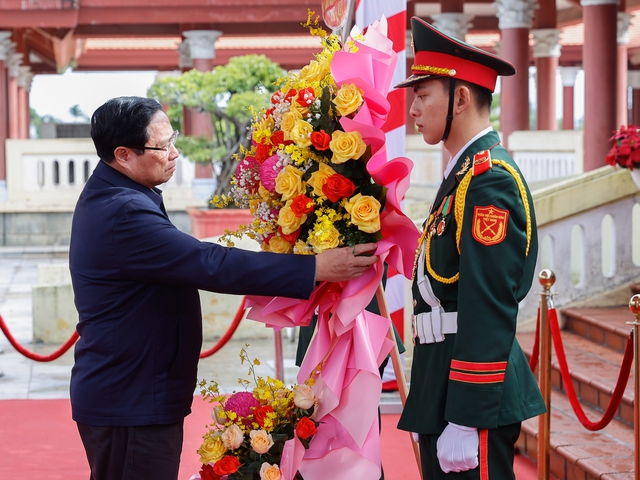 Thủ tướng Phạm Minh Chính dâng hương tưởng niệm cố Thủ tướng Phạm Văn Đồng- Ảnh 1.